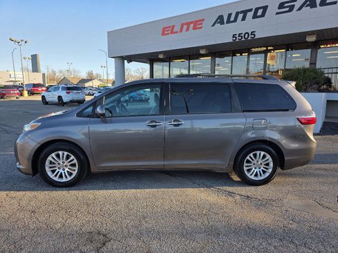 Used 2017 Toyota Sienna Limited image 8