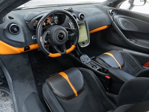 Used 2019 McLaren 570S RWD image 2