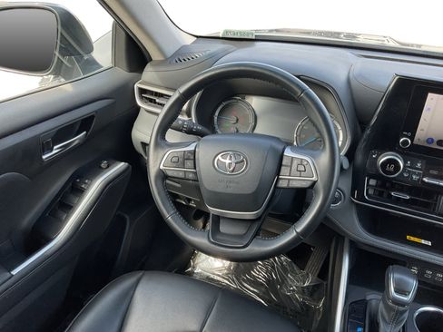 Used 2023 Toyota Highlander XLE FWD image 11