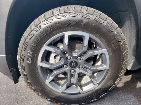 Used 2025 Chevrolet Equinox ACTIV w/ Safety and Technology Package AWD/4WD image 9