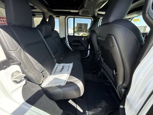 New 2025 Jeep Wrangler Unlimited Sahara AWD/4WD image 15