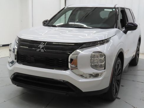 New 2026 Mitsubishi Outlander LE FWD image 8