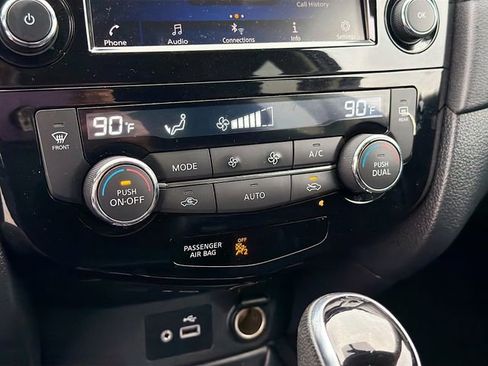 Used 2018 Nissan Rogue SV image 15