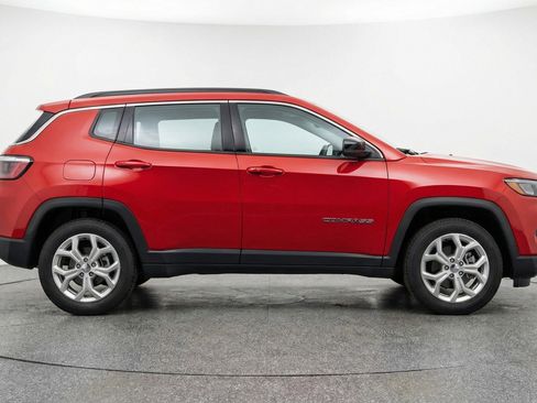Used 2025 Jeep Compass Latitude AWD/4WD image 11