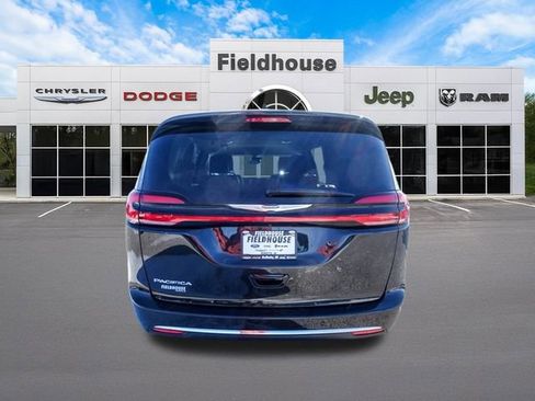 Used 2023 Chrysler Pacifica Touring-L image 13