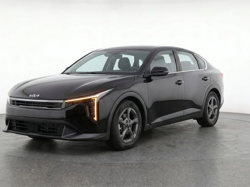 Used 2025 Kia K4 LXS FWD image 3