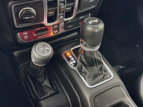 Used 2025 Jeep Wrangler Unlimited Rubicon AWD/4WD image 17