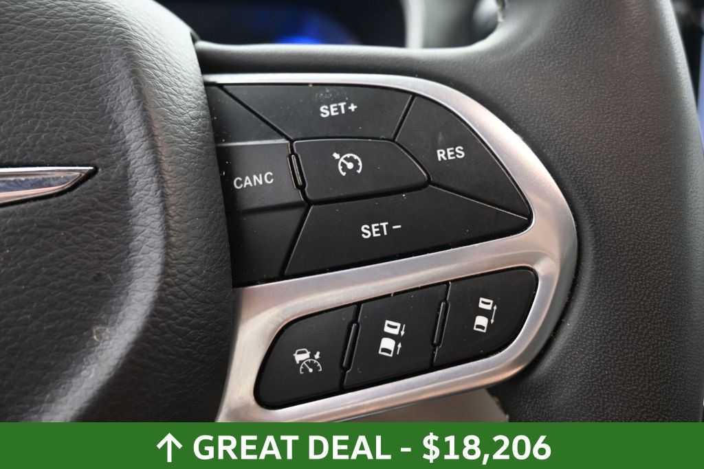 Used 2023 Chrysler Pacifica Touring-L FWD image 25