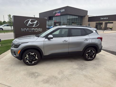 Used 2025 Kia Seltos EX w/ EX Sunroof Package AWD/4WD image 2