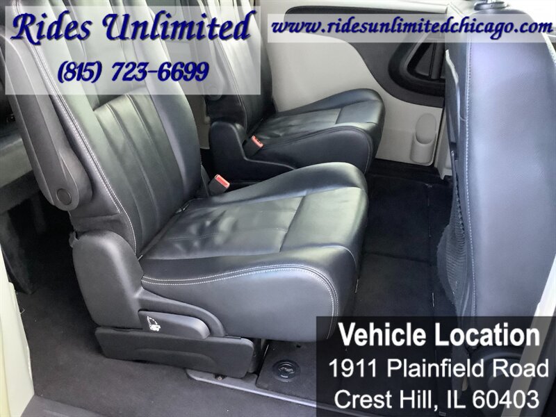 Used 2014 Chrysler Town & Country Touring FWD image 24
