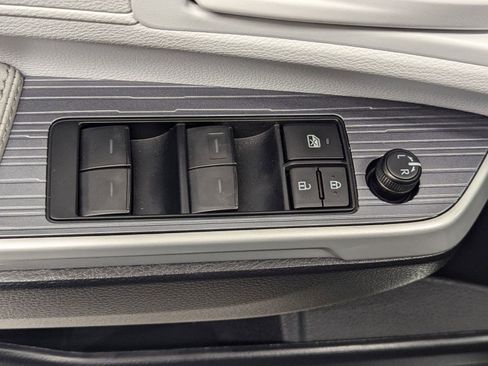 Used 2025 Toyota Sienna LE image 18