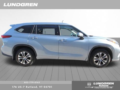 Used 2021 Toyota Highlander XLE AWD/4WD image 3