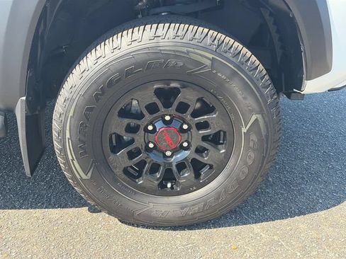 Used 2022 Toyota Tacoma TRD Off-Road w/ Technology Package AWD/4WD image 11