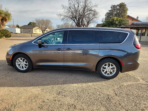 Used 2023 Chrysler Pacifica Touring-L image 2