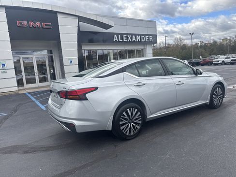 Used 2023 Nissan Altima 2.5 SV w/ SV Premium Package image 3