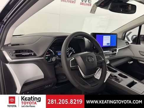 New 2026 Toyota Sienna XLE image 2