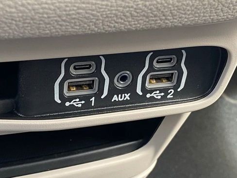 Used 2023 Chrysler Pacifica Touring-L FWD image 19