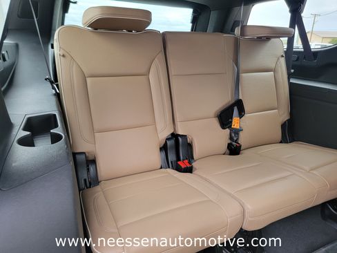 Used 2024 Chevrolet Suburban Premier RWD image 13