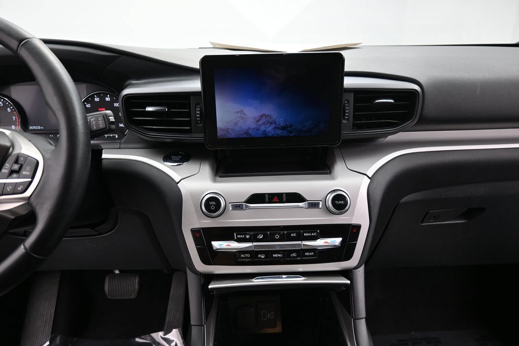 Used 2023 Ford Explorer XLT AWD/4WD image 15
