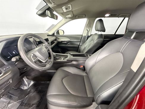 Certified 2025 Toyota Grand Highlander XLE image 3