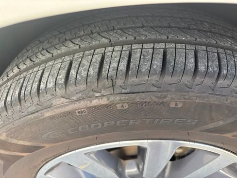 Used 2021 Chrysler Pacifica Touring-L FWD image 2