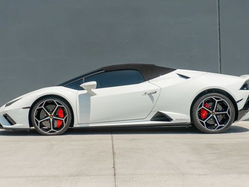 Used 2023 Lamborghini Huracan EVO RWD image 2