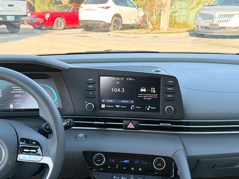 Used 2025 Hyundai Elantra Blue image 18