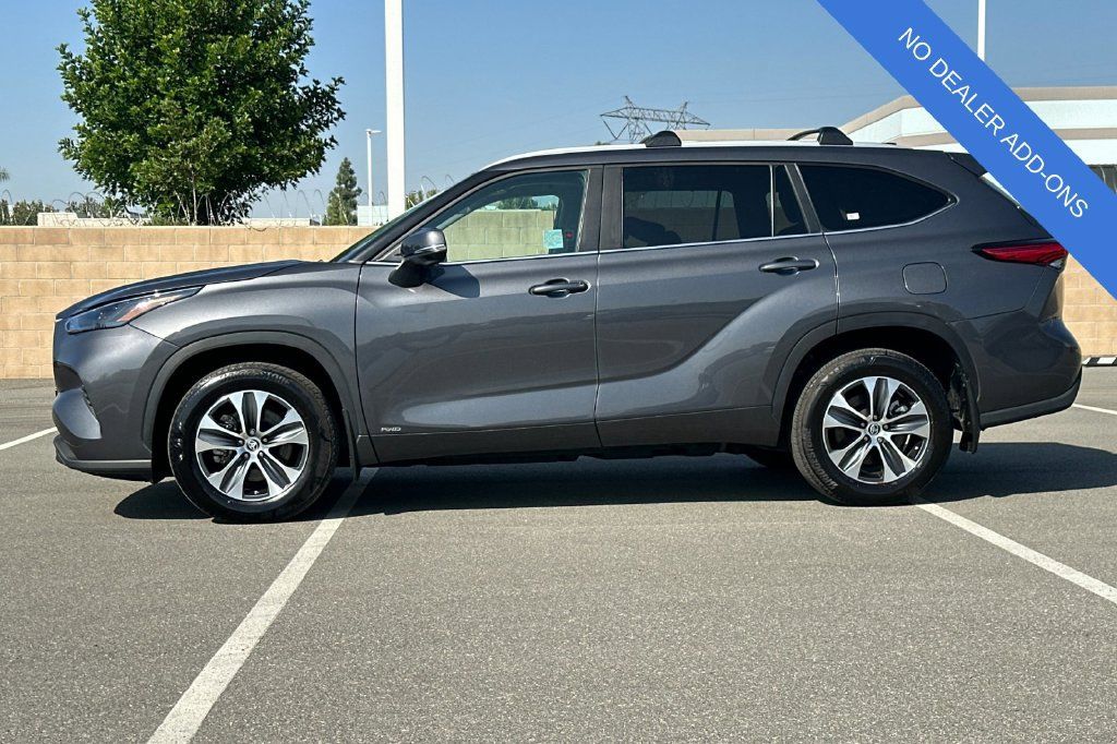 Used 2023 Toyota Highlander XLE AWD/4WD image 7