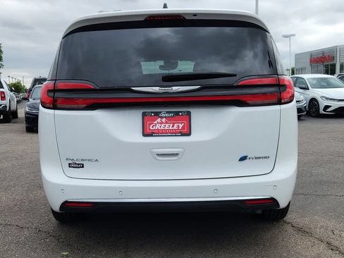Used 2023 Chrysler Pacifica Touring-L FWD image 12