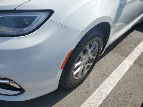 Used 2023 Chrysler Pacifica Touring-L FWD image 5