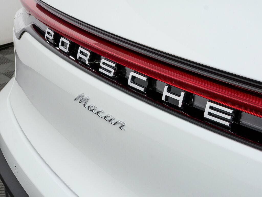Certified 2026 Porsche Macan AWD/4WD image 37