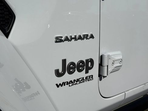Used 2021 Jeep Wrangler Unlimited Sahara AWD/4WD image 6