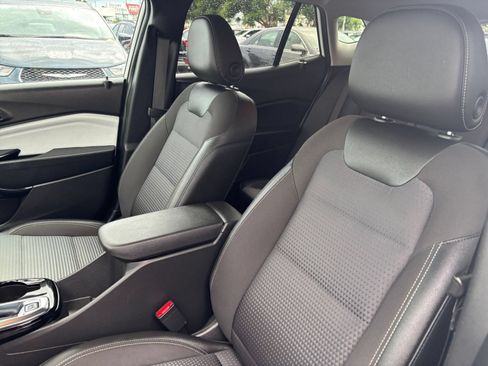 Used 2025 Chevrolet Trax LT FWD image 27