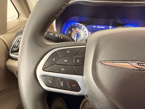 Used 2023 Chrysler Pacifica Limited FWD image 40