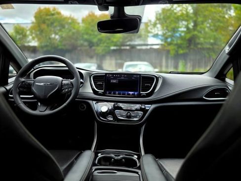 Used 2022 Chrysler Pacifica Limited w/ S Appearance Package FWD image 10