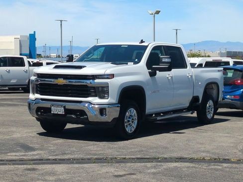 Used 2025 Chevrolet Silverado 2500 LT w/ Convenience Package AWD/4WD image 4