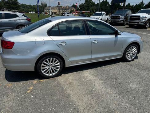 Used 2011 Volkswagen Jetta SEL FWD image 5