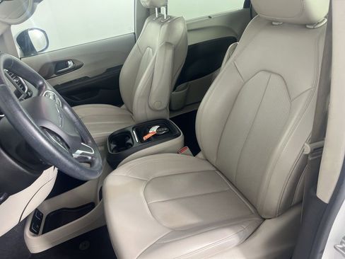 Used 2021 Chrysler Voyager Lxi image 17