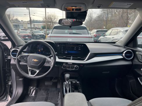 Used 2025 Chevrolet Trax LT w/ LT Convenience Package image 27