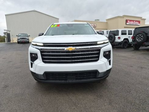Used 2025 Chevrolet Traverse LT FWD image 7