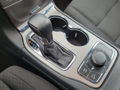 Used 2019 Jeep Grand Cherokee Laredo AWD/4WD image 12