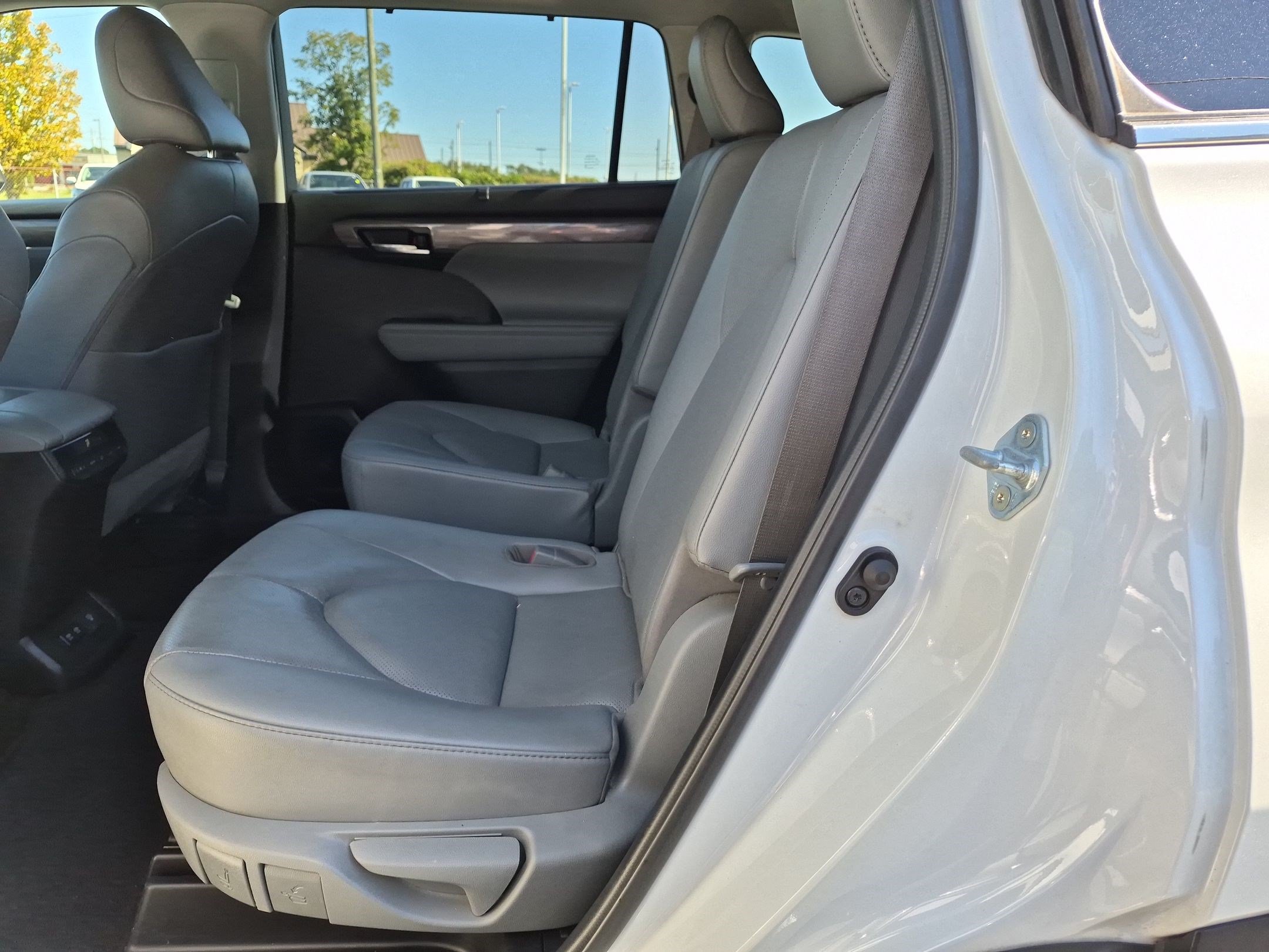 Used 2021 Toyota Highlander Limited FWD image 31