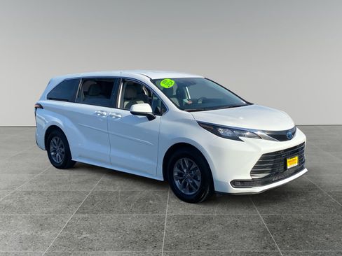 Used 2024 Toyota Sienna LE AWD/4WD image 7