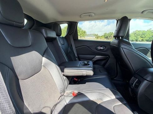 Used 2019 Jeep Cherokee Latitude Plus w/ Cold Weather Group AWD/4WD image 16
