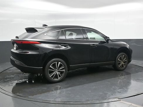 Used 2023 Toyota Venza LE image 3