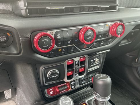 Used 2025 Jeep Gladiator Rubicon AWD/4WD image 26