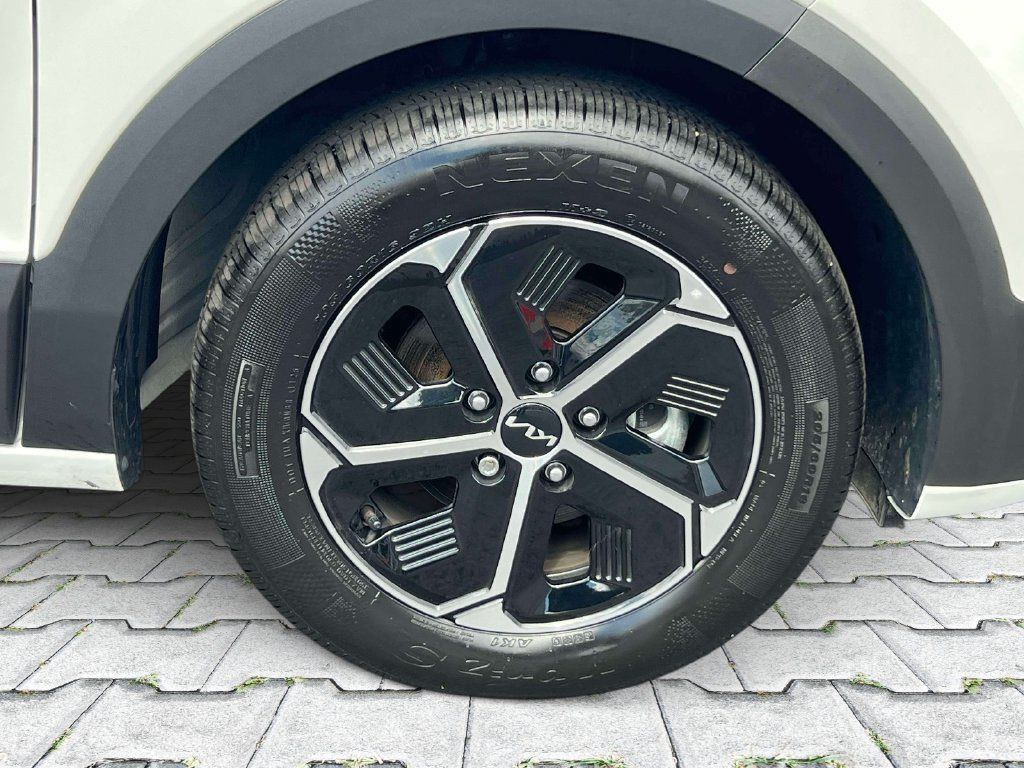 Used 2025 Kia Niro EX w/ EX Cold Weather Package FWD image 8