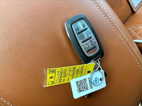 Used 2024 Chrysler Pacifica Pinnacle FWD image 15