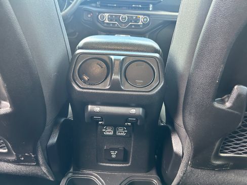 Used 2025 Jeep Gladiator Mojave w/ Convenience Group AWD/4WD image 30