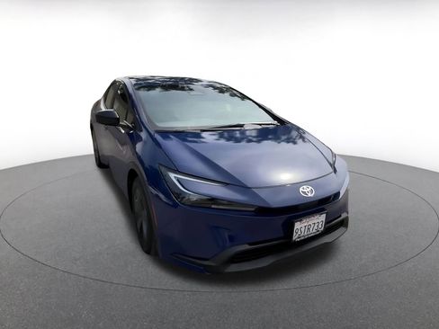 Used 2025 Toyota Prius LE image 3